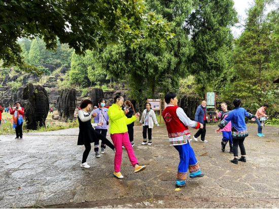 ▲房车团车友与土家儿女共跳摆手舞