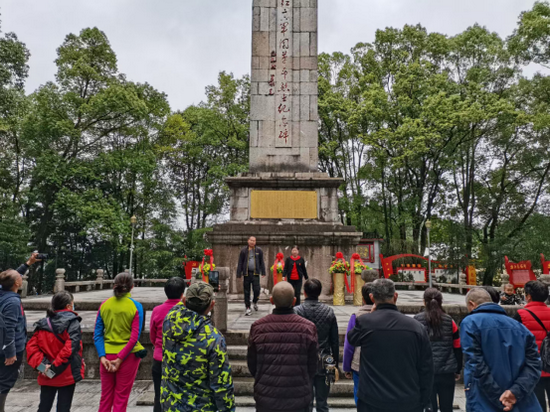 ▲房车团参观湘鄂川黔革命根据地纪念馆