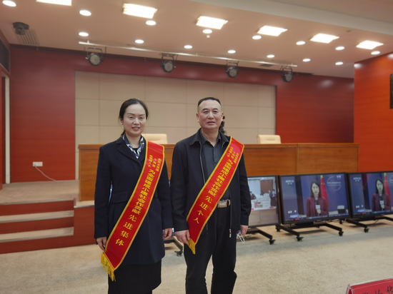 老百姓大药房获“为全面建成小康社会作贡献先进集体”国家级殊荣,左一为老百姓大药房集团总裁王黎女士