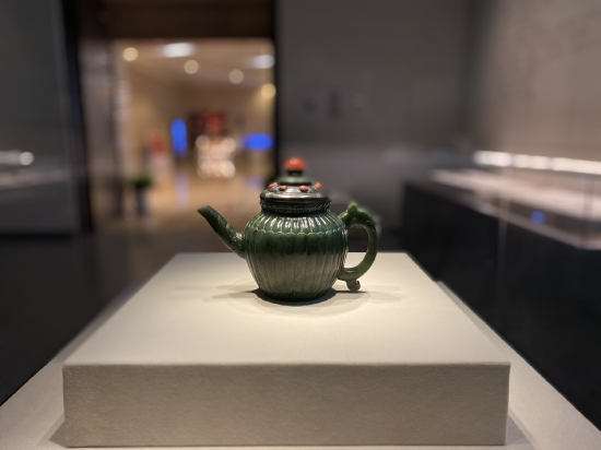 【银镶玛瑙盖菊花瓣纹碧玉执壶】清(公元1644—1911年);通高12.6厘米,腹径9.7厘米;长沙博物馆藏。