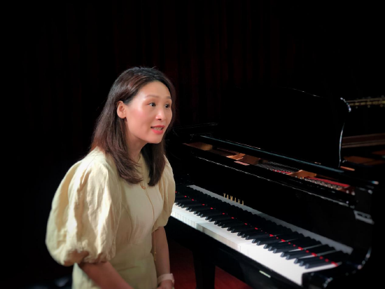 图1。课程主讲人之一姜珊珊副教授在给学生们上课