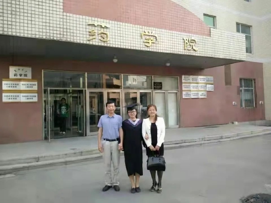 （吉林大学毕业典礼上，江梦南与父母合影。通讯员 摄）