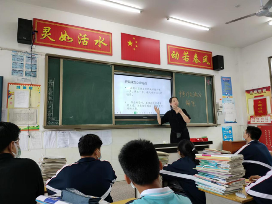 冷水江市初中语文唐蔚名师工作室开展送教帮扶活动 对“点”帮扶助中考