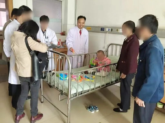 (患儿及家属在耒阳市中医医院住院时接受湖南卫视现场采访)