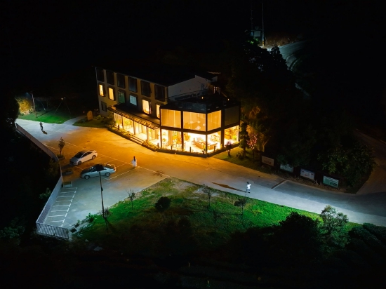 △夜晚的茶山房民宿。周翔宇 摄