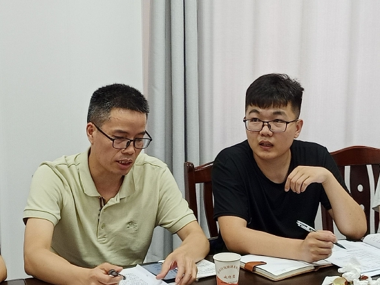 罗建兵(左)与曲耀荣(右)交谈调研报告,为乡村振兴事业添砖加瓦。
