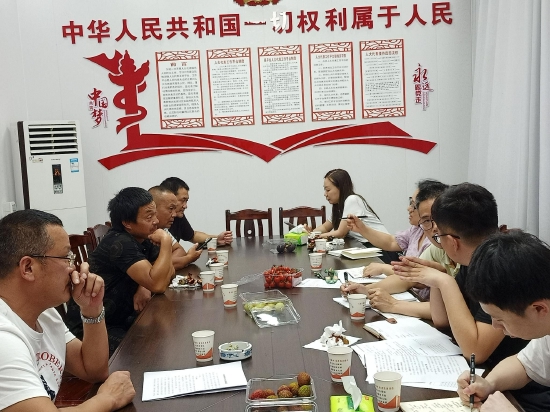 在岳阳市君山区钱粮湖镇政府会议室,实践团深入了解稻虾产业共生发展现状。