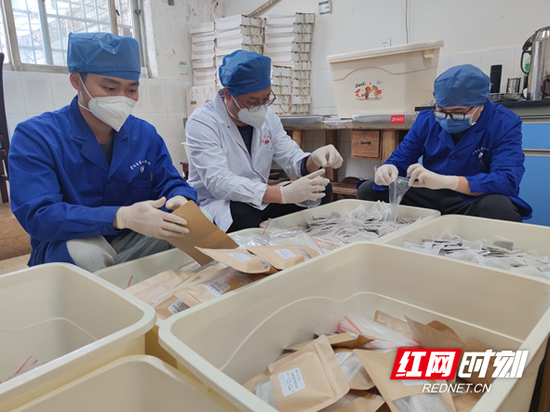 　　2022年12月26日，在常德市第一中医医院药剂科制药房，科室副主任赵复华，科室中药副主任唐俊芳，和两名同事正在制作手工预防袋泡茶。