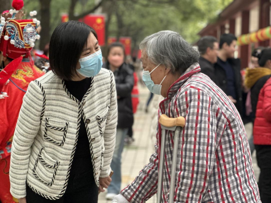 （苏莲向行动不便的老年居民致以节日问候）