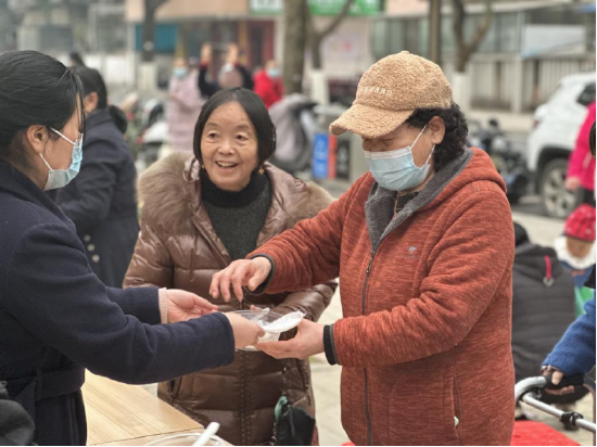 （气氛热烈其乐融融）