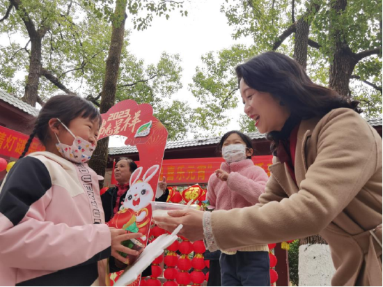 （王茜现场分发汤圆）