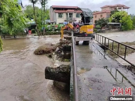 绵阳市安州区秀水镇蟠龙村新桥桥洞堵塞,当地第一时间进行疏通。 四川应急供图