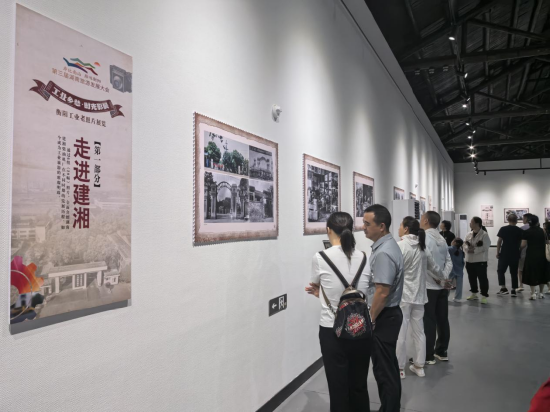 (市民游客扫码听工业故事)