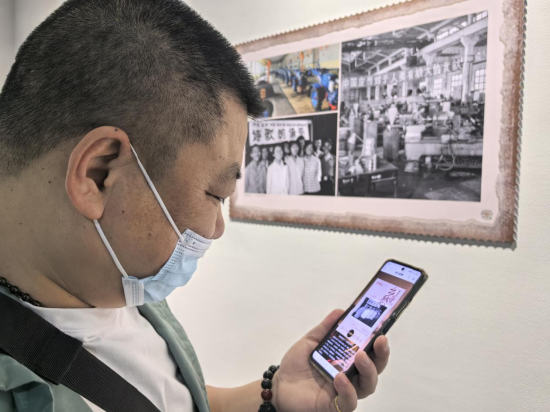 (市民游客扫码听工业故事)