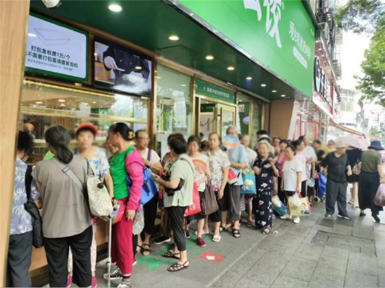 长者们在袁记云饺南门口店排队领取饺子