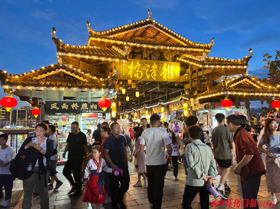 (龙津风雨桥夜景 全媒体记者 李青青 摄)