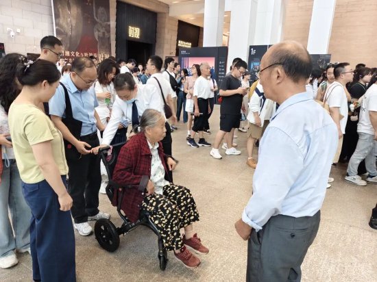为特殊观众提供关爱服务
