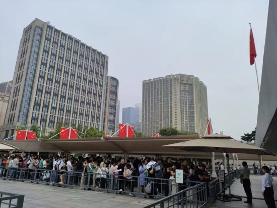 外广场大客流