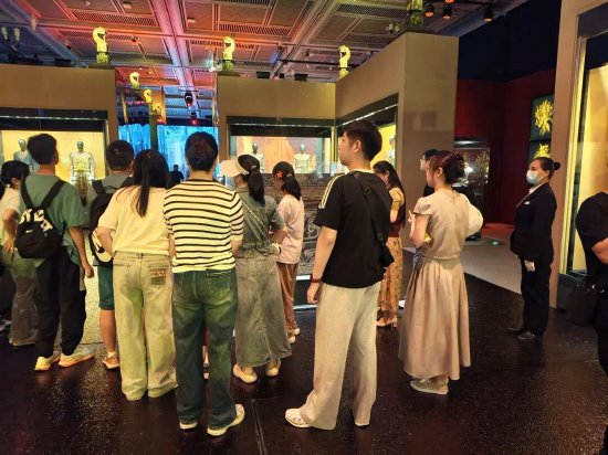 “对视”展厅观众沉浸式参观