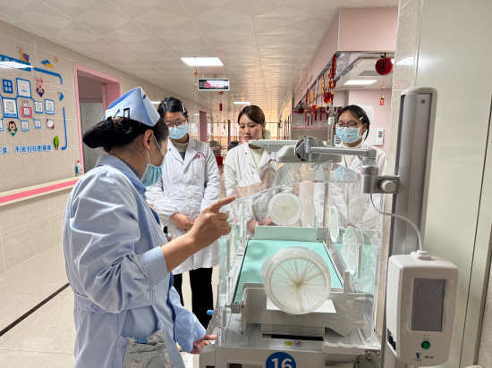 宜章县妇幼保建院见习指导老师在向见习生讲解新生儿保温箱操作要点