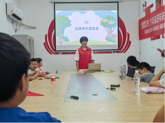 （图为湖南科技大学青禾启航团傅益鸣作为志愿者代表发言）