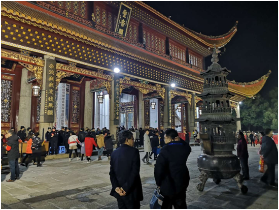大年三十晚上,南岳大庙景区,前来烧香祈福的游客络绎不绝。