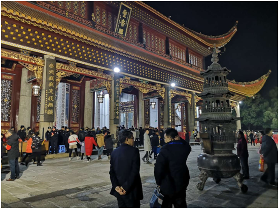 大年三十晚上，南岳大庙景区，前来烧香祈福的游客络绎不绝。