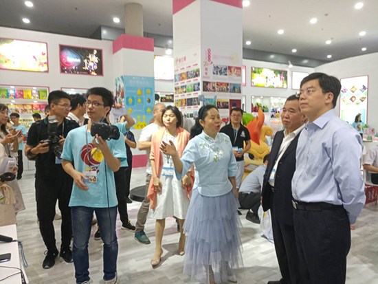 (人民出版社社长蒋茂凝、湖南省文化和旅游厅副厅长肖凌之等一行领导观看VR+党建智慧云平台展示)
