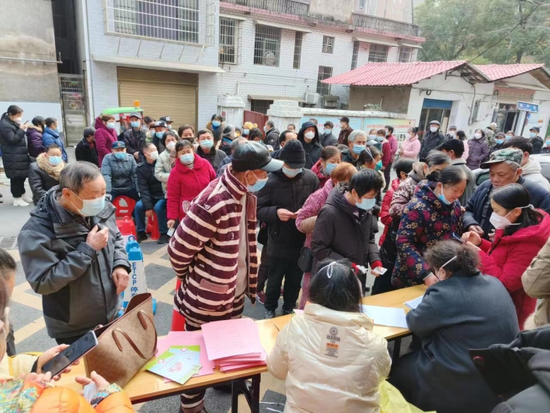 　　2023年1月3日至1月5日，益阳桃花仑街道新时代文明实践所联合桃花仑卫生院开展防疫物资免费发放活动，在辖区8个社区设点针对辖区60岁以上合并8类基础疾病的重点人群发放“健康防疫包”，截至3日下午街道已经发放物资600余份，预计总共发放3500余份，尽可能满足重点人群的基本防疫物资需求。