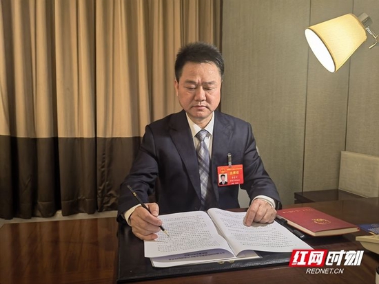 湖南省人大代表、辰州矿业党委书记、董事长李中平。