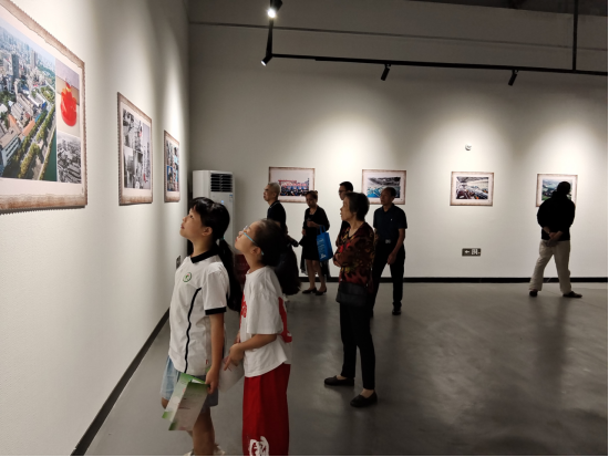 (市民游客参观展览)