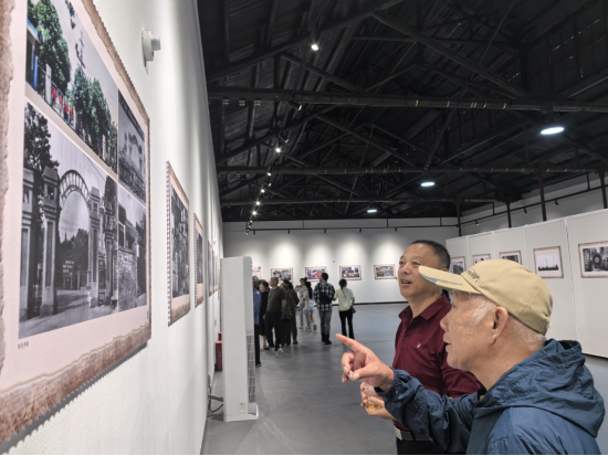 (市民游客参观展览)