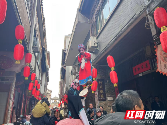 扮演《赵五娘》故事的小演员乖巧可爱，十分配合观众拍摄。