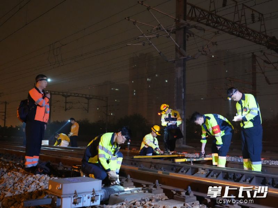 此次长沙南站集中修计划于12月1日结束，计划利用40个“天窗”时段，组织上千名人员推进施工。均为通讯员 供图