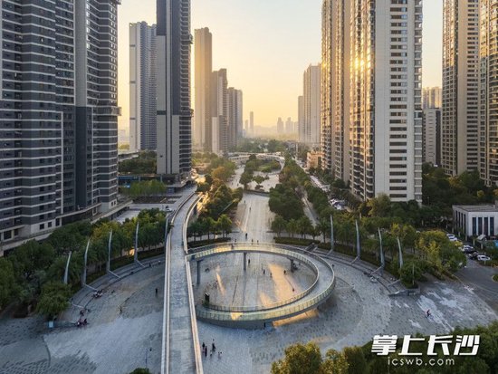 10月11日，不少市民游客在梅溪湖中轴线游玩。均为长沙晚报全媒体记者 郭雨滴 摄