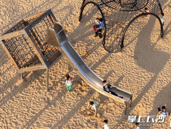 小朋友们在梅溪湖中轴上的沙滩乐园玩耍。