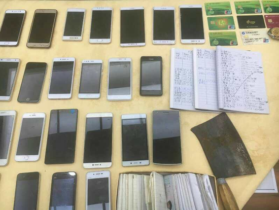 缴获作案工具及传销集团非法获取的受害人手机、银行卡