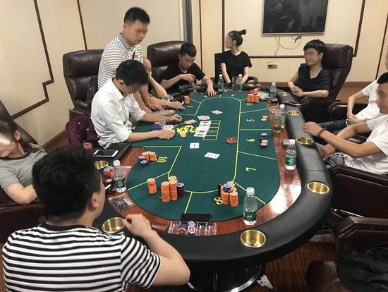 天心公安分局破获天心区某小区内开设赌场案件(抓捕现场)