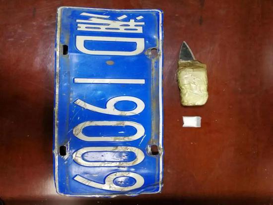 民警在车中查获的小包毒品、其它车辆号牌和刀具