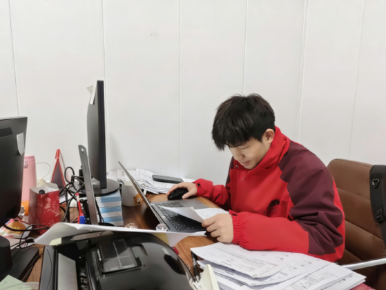 宜章莽山景区旅游开发有限公司见习生黄永斌正在核对表格数据