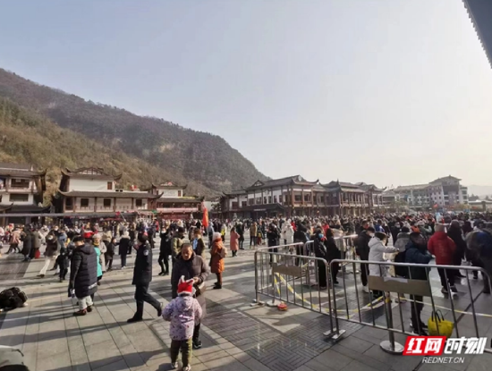 武陵源景区刷新单日入园历史最高纪录，游客络绎不绝。