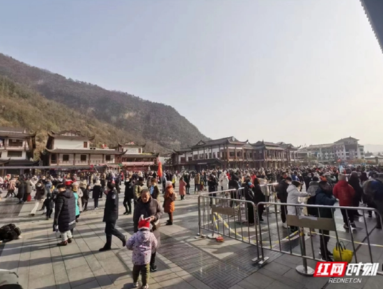 武陵源景区刷新单日入园历史最高纪录,游客络绎不绝。