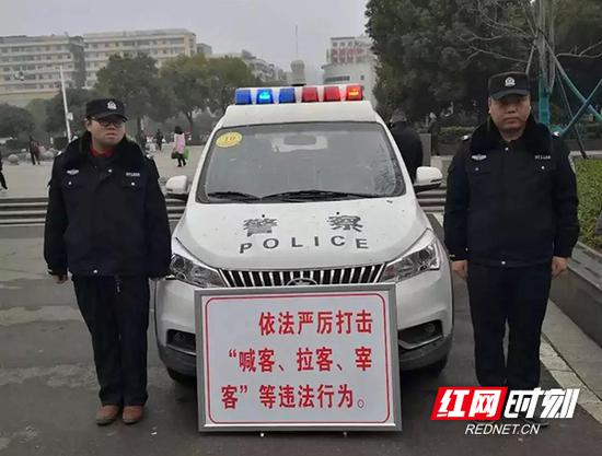 民警运用“宣传—劝离—警告—处罚”的四步工作模式,对广场内喊客拉客行为进行打击。
