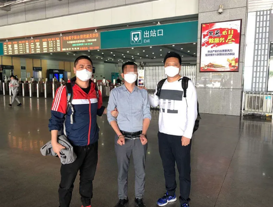 衡阳石鼓“4.16”专案押解犯罪嫌疑人回衡