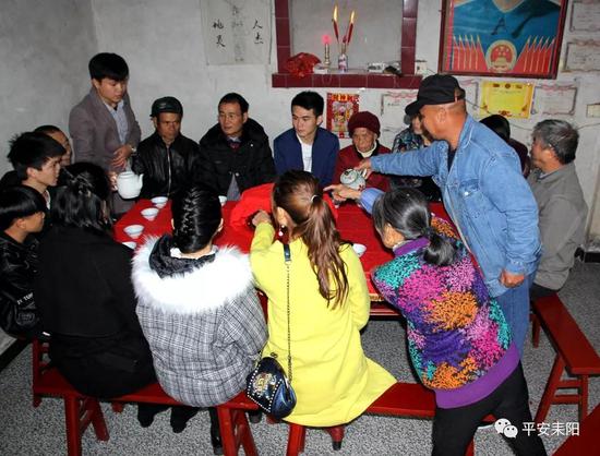 ▲亲朋好友齐聚一堂欢迎钟斌回家