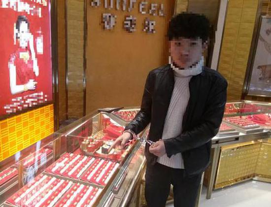 将所盗戒指卖给城内某首饰店