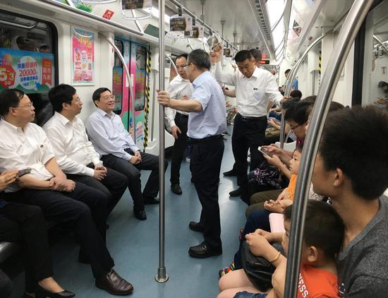 2018年5月1日,湖南省委书记、人大常委会主任杜家毫乘坐地铁调研轨道交通运营工作