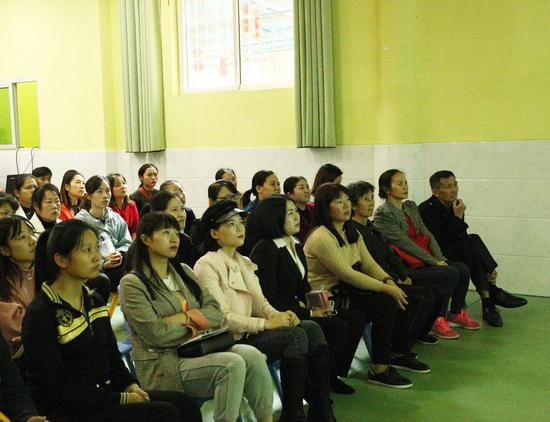 家长在现场听讲。