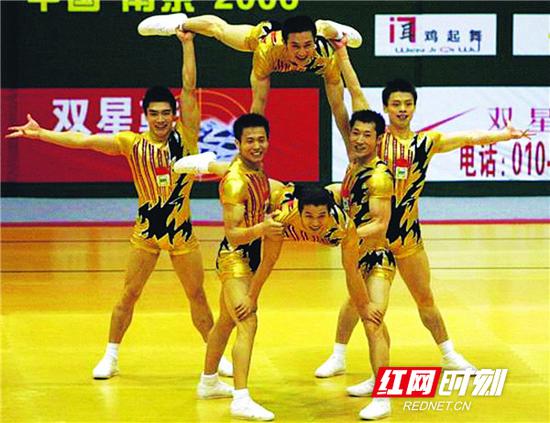 何世剑(上面挺立者)六次获得竞技健美操世界冠军