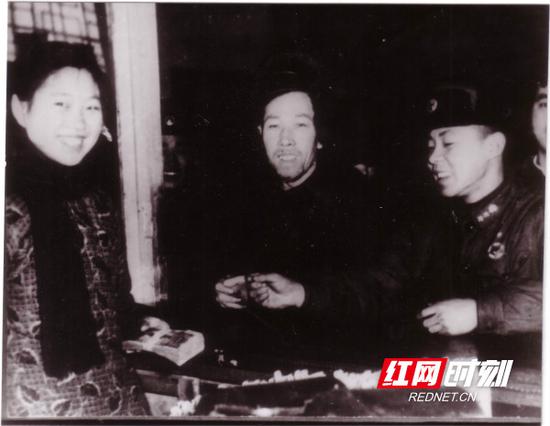 雷锋为人民捐款。